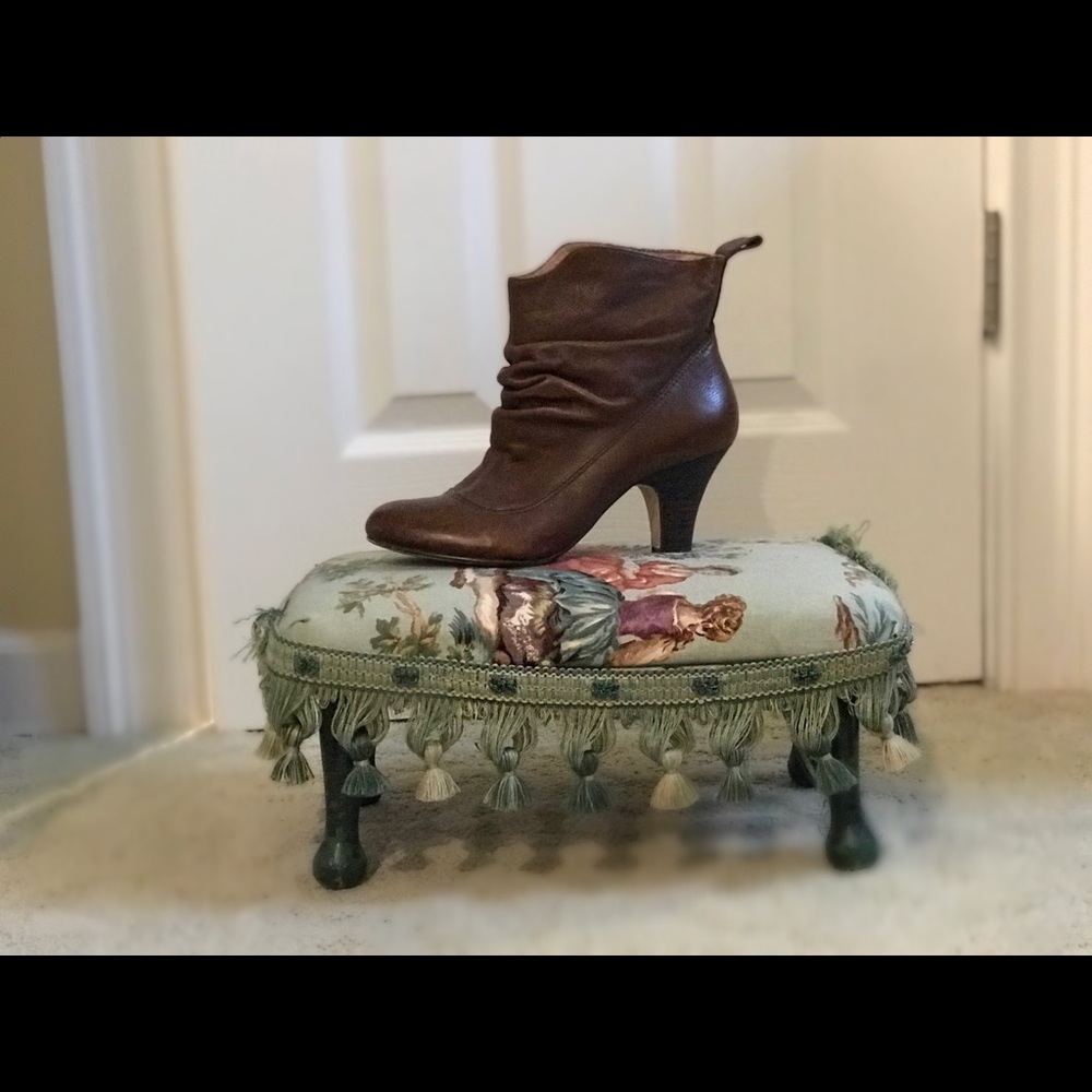 Steve Madden!!! Lightly worn dark leather boots